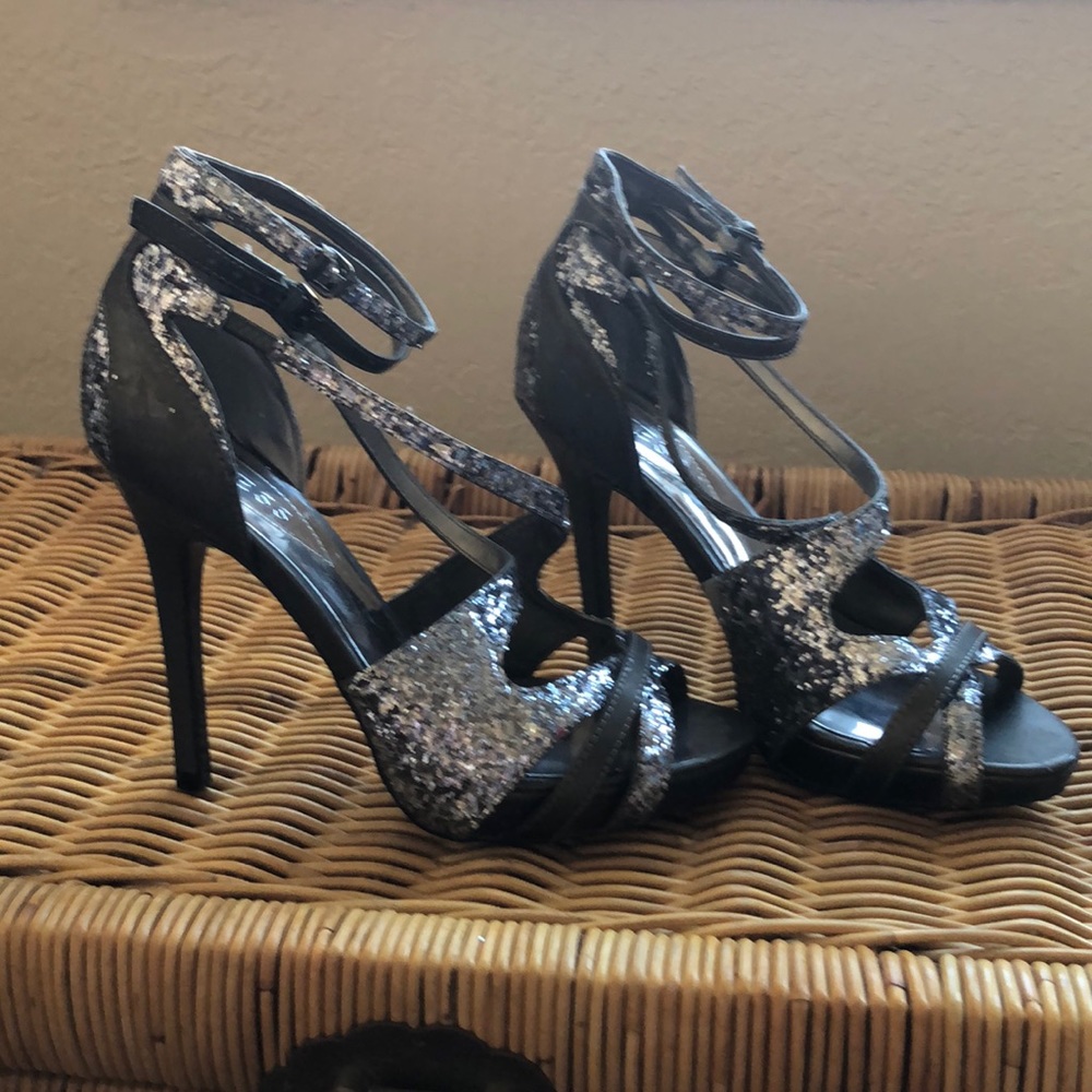 BRAND NEW! Guess strappy sequin heels